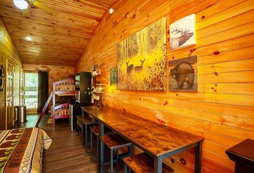 Отель Bigfoot Lodge Room Three