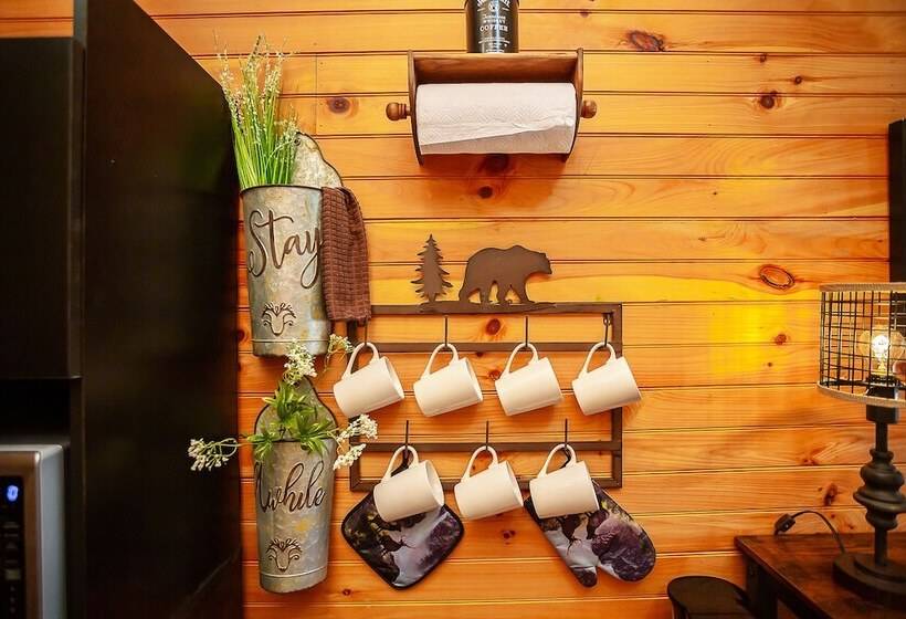 Отель Bigfoot Lodge Room Three