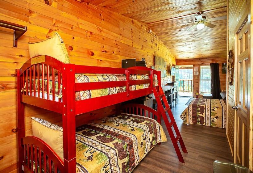 Отель Bigfoot Lodge Room Three