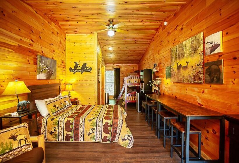 Отель Bigfoot Lodge Room Three
