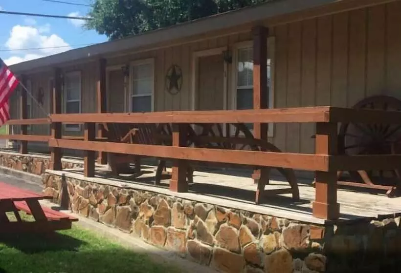 Motelli Maven S Inn & Grill