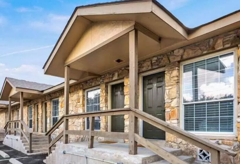 Motelli Maven S Inn & Grill