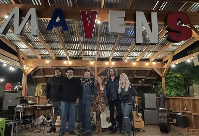 Motelli Maven S Inn & Grill