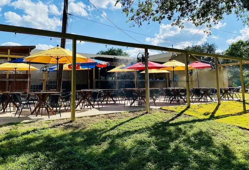 Motelli Maven S Inn & Grill