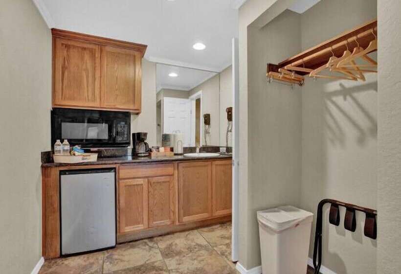 汽车旅馆 Maven S Inn & Grill