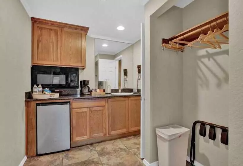 Motelli Maven S Inn & Grill