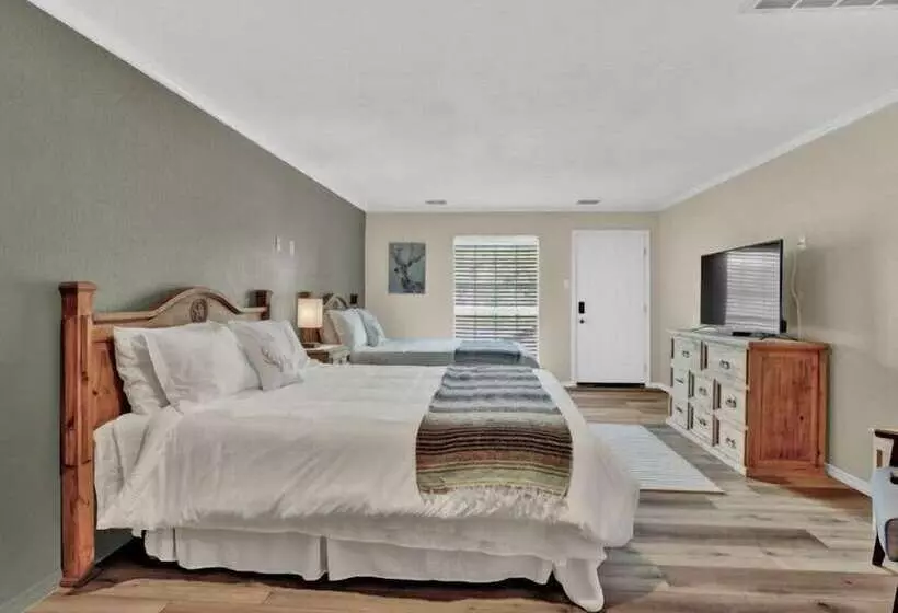 Motelli Maven S Inn & Grill