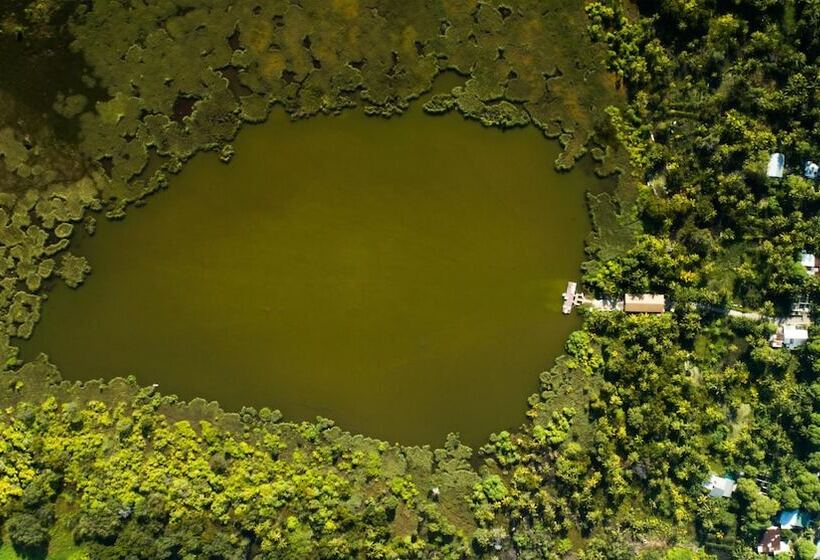 پانسیون Equator Inn