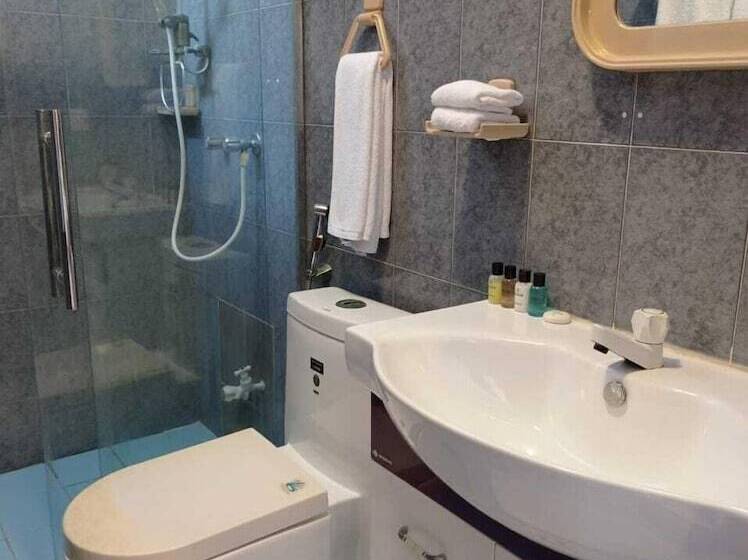 پانسیون Equator Inn