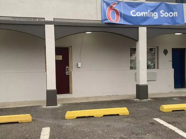 Motel 6 Williamstown