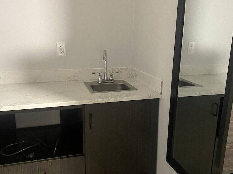 Motel 6 Williamstown