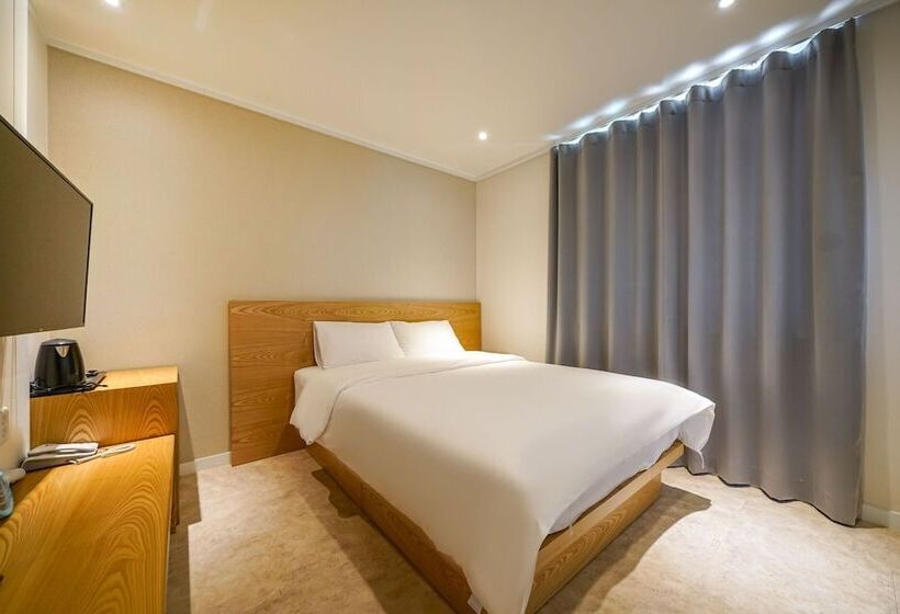 Motel Geojedo Jangseungpo Hotel Carara