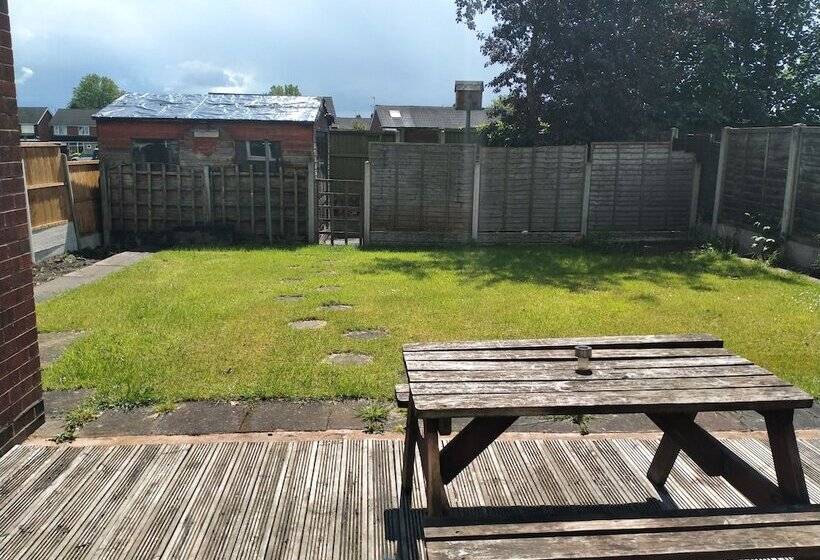 דירת נופש The Nest, An Immaculate 3 Bed House In Walsall