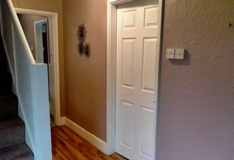 اقامتگاه The Nest, An Immaculate 3 Bed House In Walsall