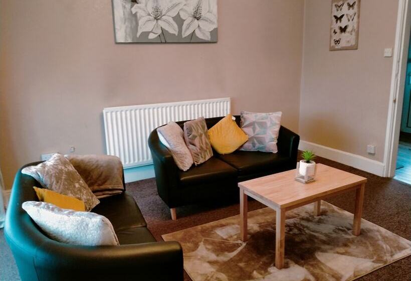 דירת נופש The Nest, An Immaculate 3 Bed House In Walsall