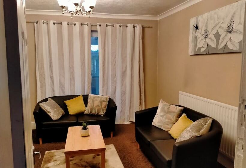דירת נופש The Nest, An Immaculate 3 Bed House In Walsall