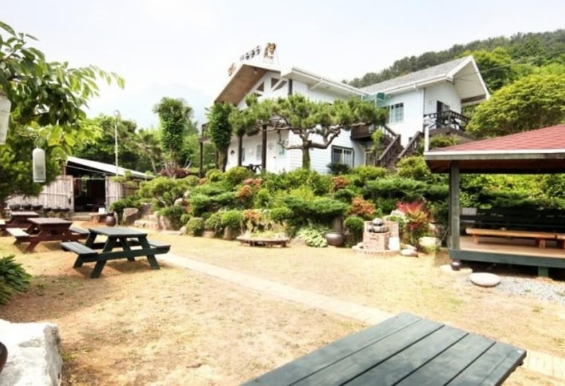 Geojedo Hakdong Mongdol Pension