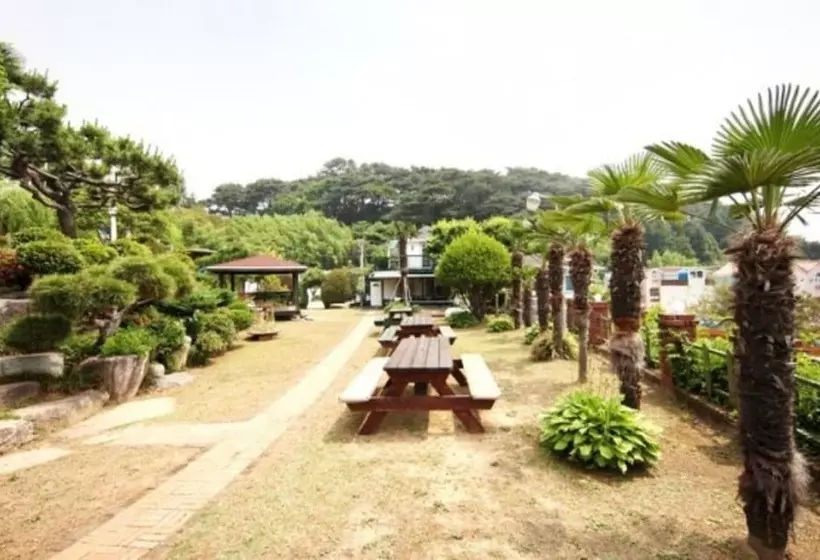 Geojedo Hakdong Mongdol Pension