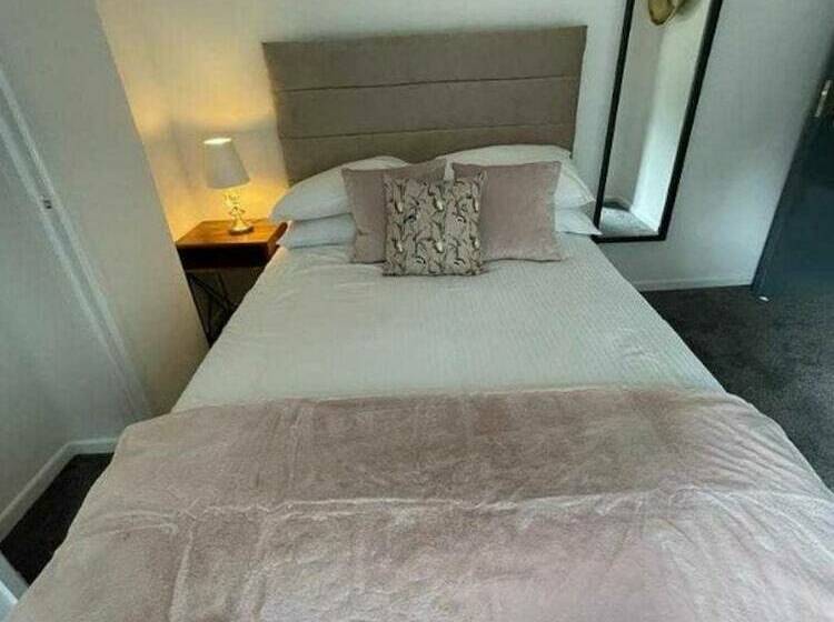 בית מלון כפרי Cavehill Castle