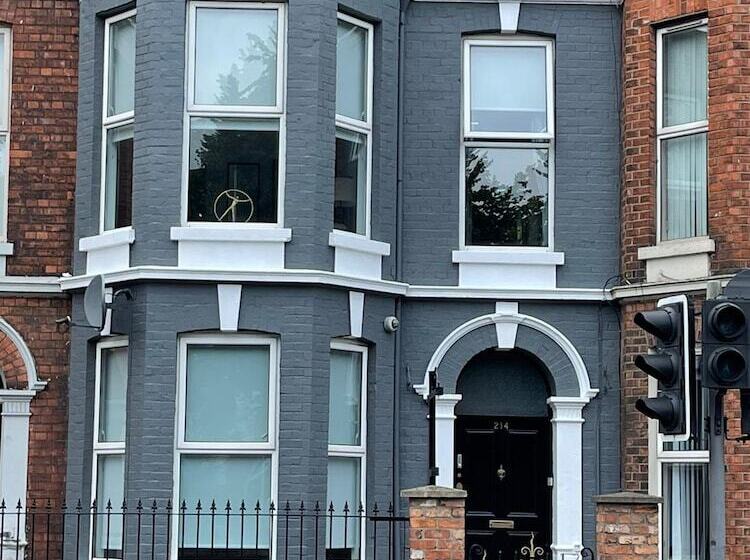 בית מלון כפרי Cavehill Castle