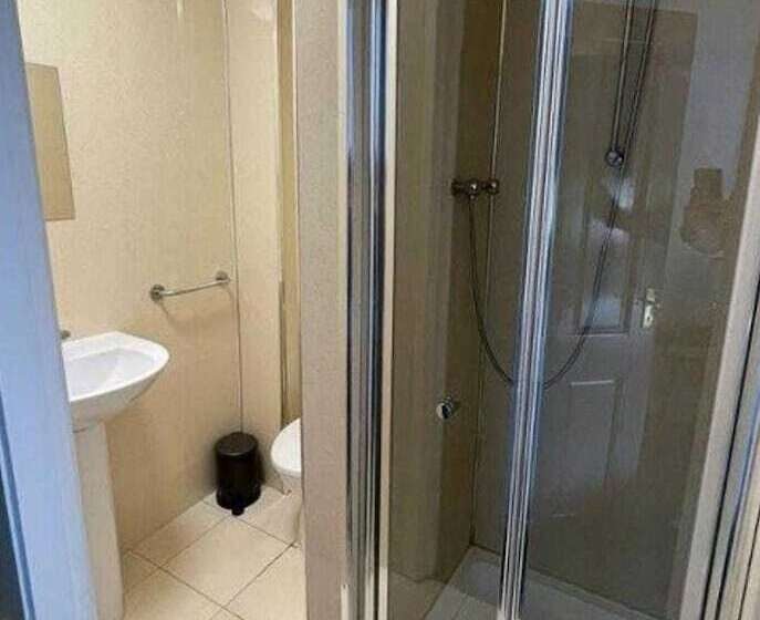 בית מלון כפרי Cavehill Castle