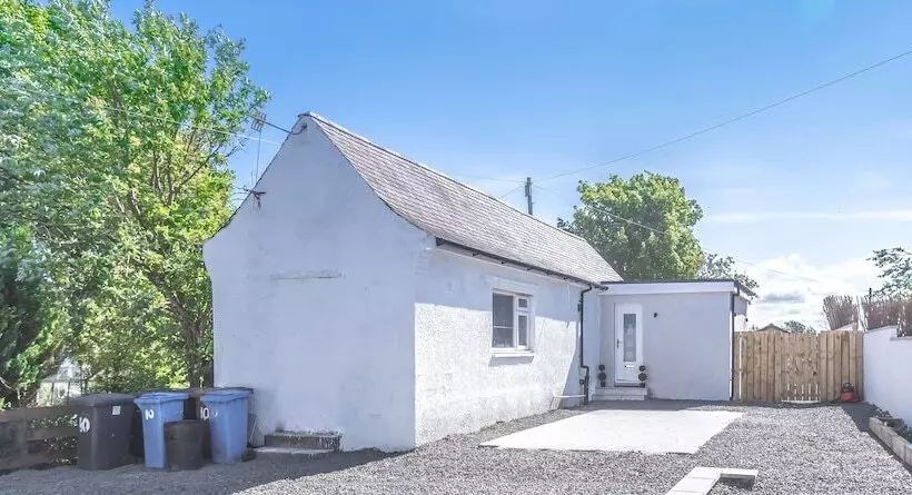 Lovely 1 Bed Cottage In Kelty With Hot Tub