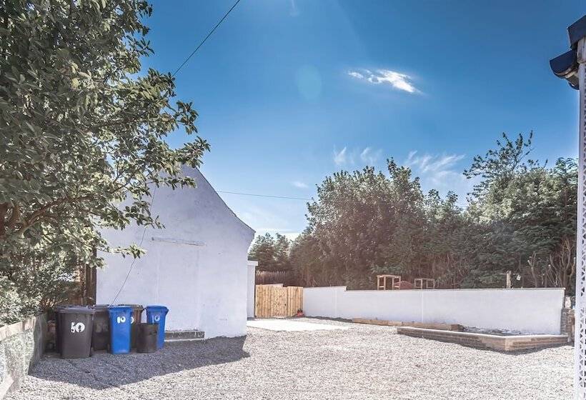 Lovely 1 Bed Cottage In Kelty With Hot Tub