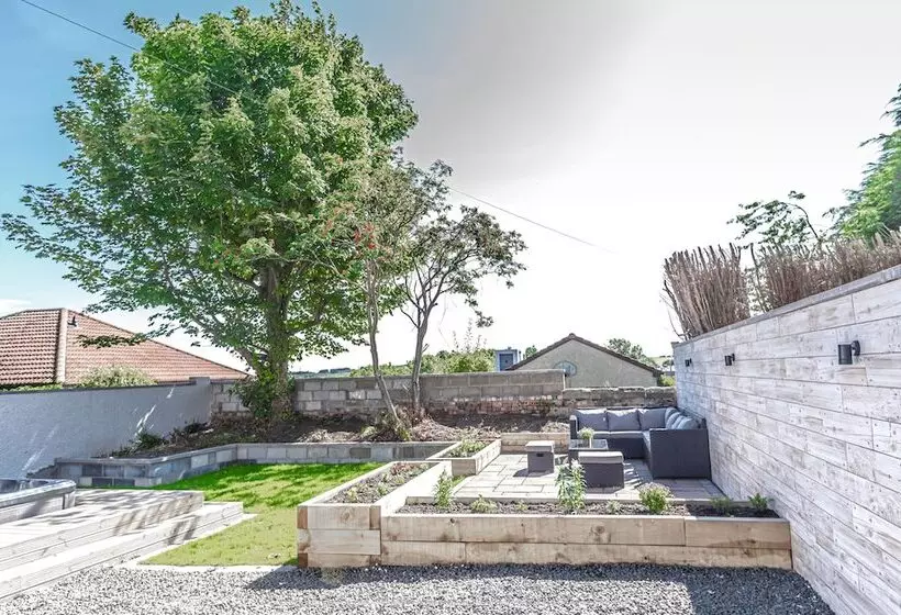 Lovely 1 Bed Cottage In Kelty With Hot Tub