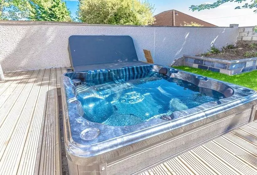 Lovely 1 Bed Cottage In Kelty With Hot Tub