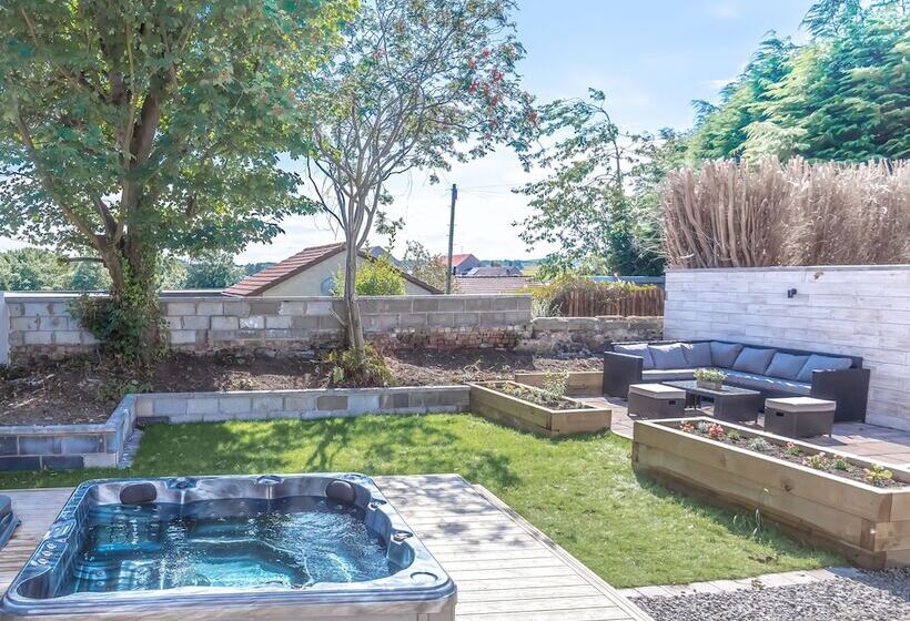Lovely 1 Bed Cottage In Kelty With Hot Tub