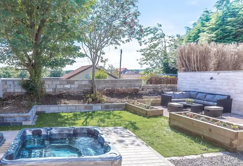 Lovely 1 Bed Cottage In Kelty With Hot Tub