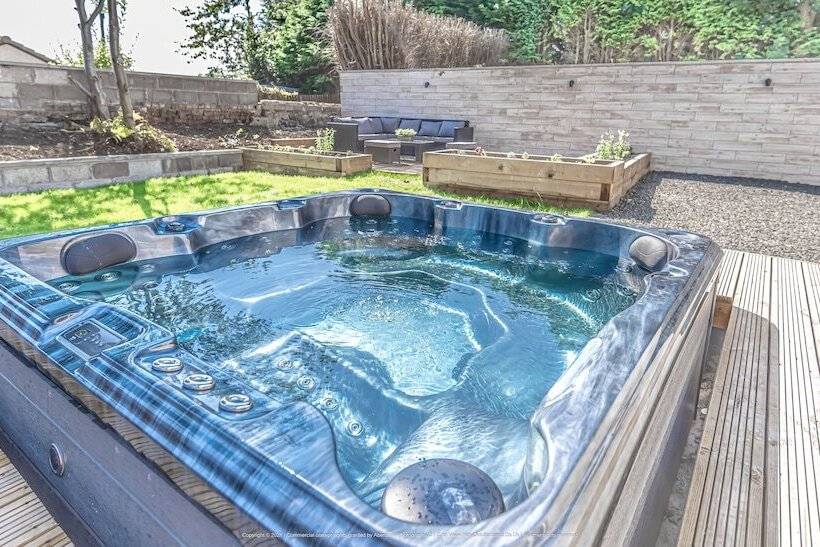 Lovely 1 Bed Cottage In Kelty With Hot Tub