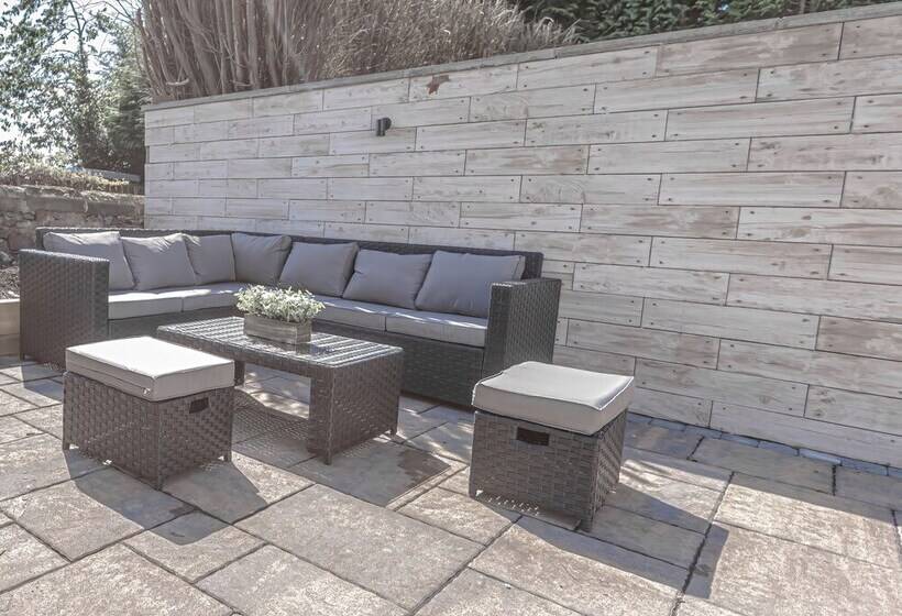 Lovely 1 Bed Cottage In Kelty With Hot Tub