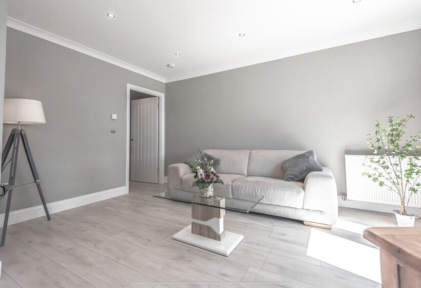 Lovely 1 Bed Cottage In Kelty With Hot Tub