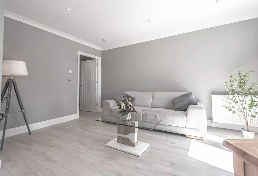 Lovely 1 Bed Cottage In Kelty With Hot Tub