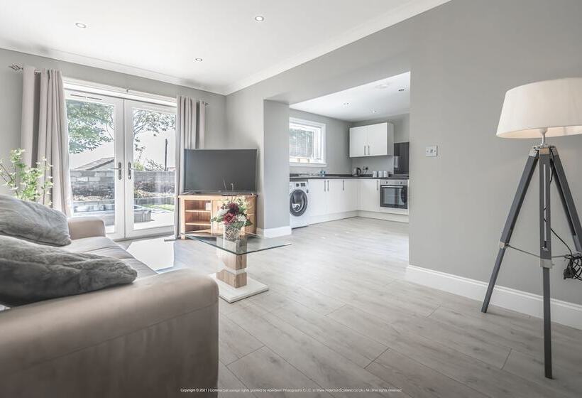 Lovely 1 Bed Cottage In Kelty With Hot Tub