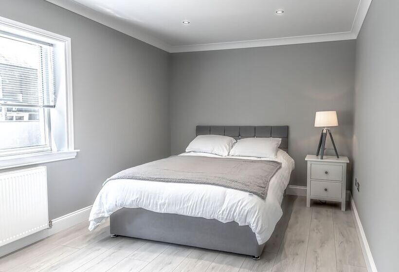 Lovely 1 Bed Cottage In Kelty With Hot Tub