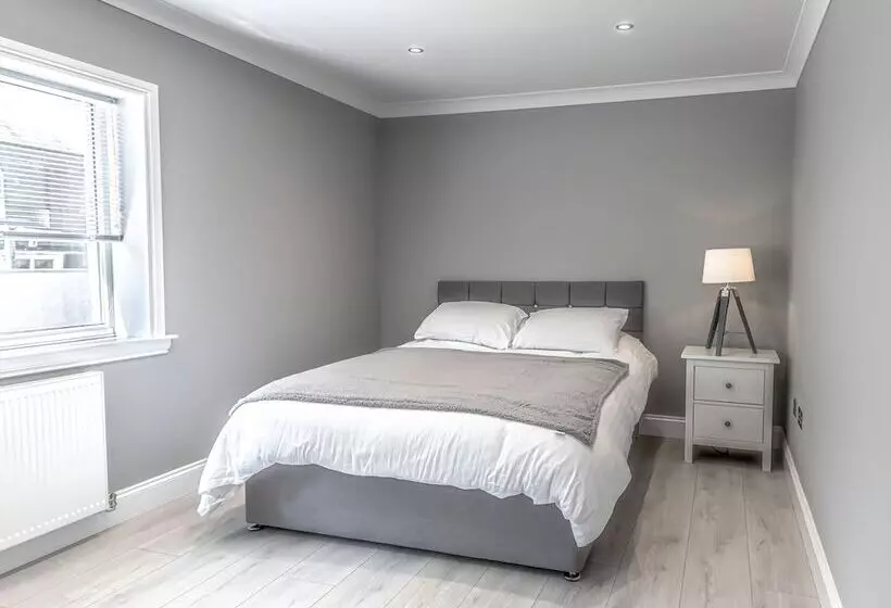 Lovely 1 Bed Cottage In Kelty With Hot Tub