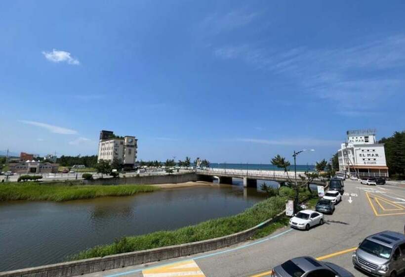 Yangyang Hajodae Conto Hotel Pension