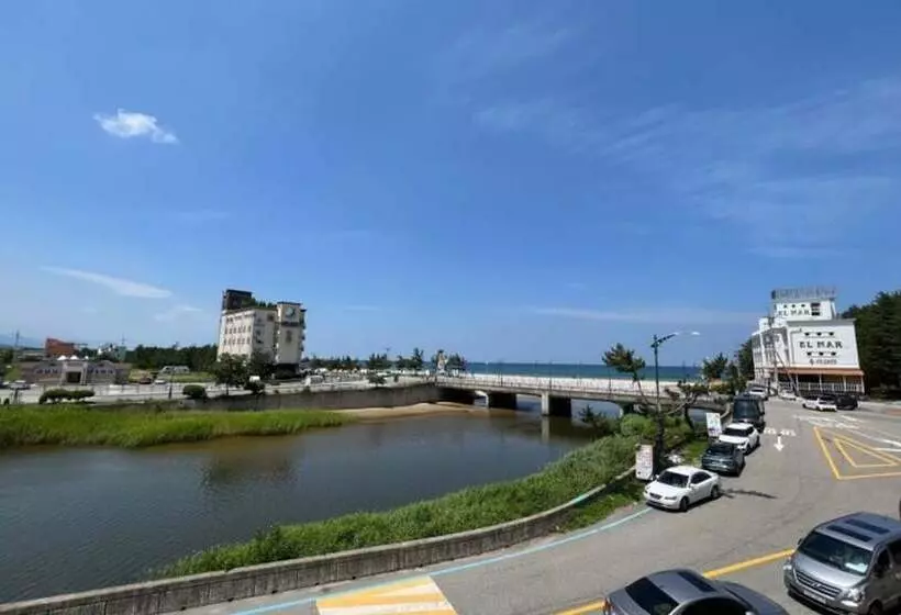 Yangyang Hajodae Conto Hotel Pension