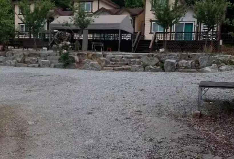 Goesan Byeolbitsanmagi Pension