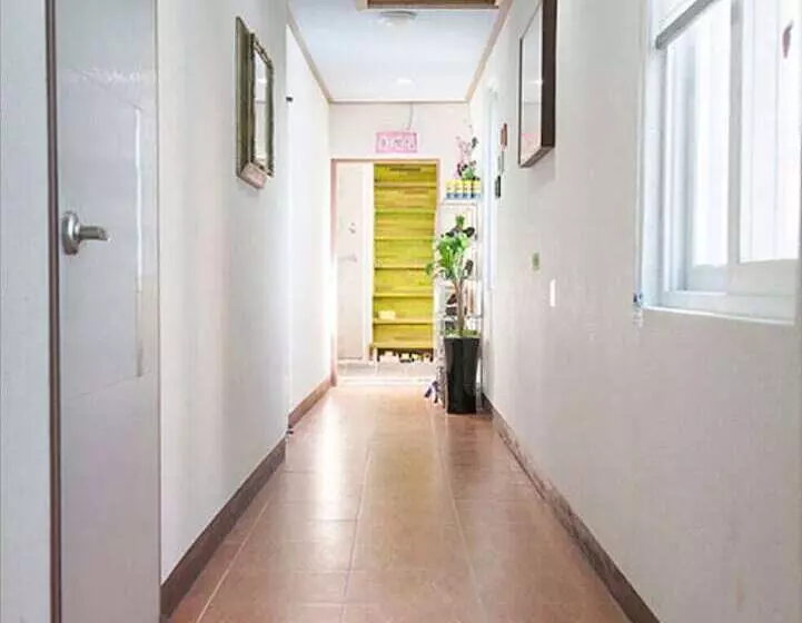 Jeju Gogung Pensiontype Guest House