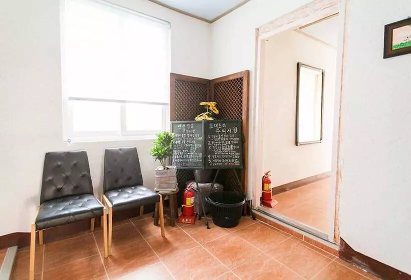 Jeju Gogung Pensiontype Guest House