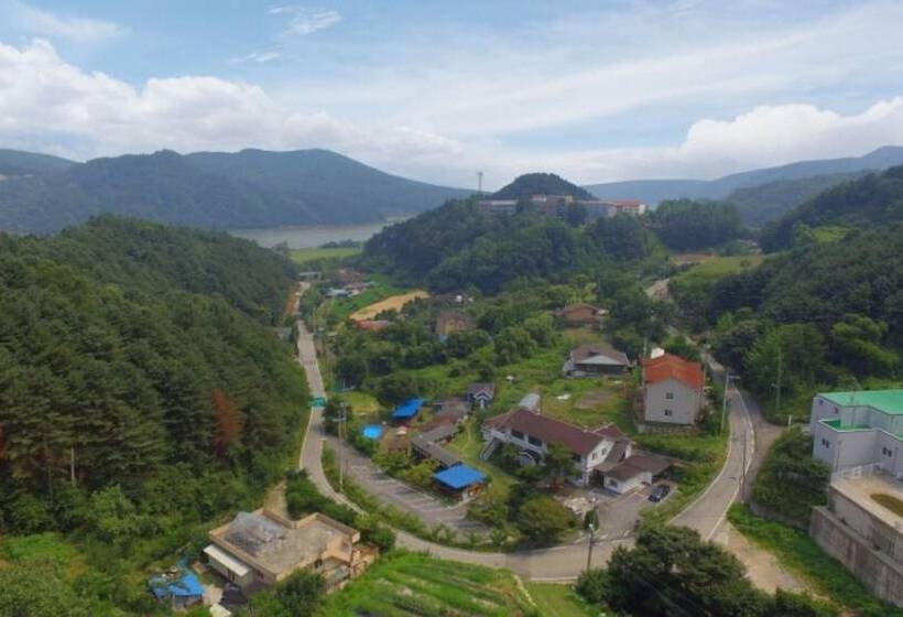 Pensiune Gapyeong Haengbogi Meomuneunjip House