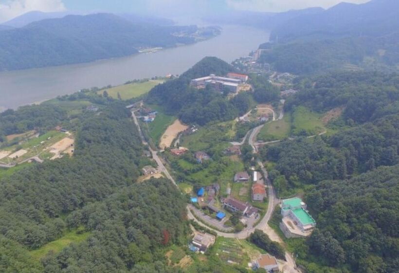 Pensiune Gapyeong Haengbogi Meomuneunjip House