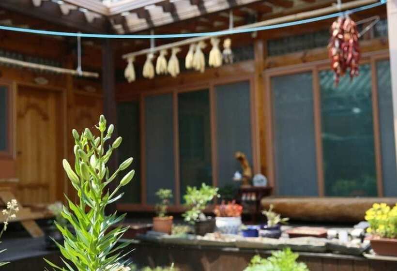 Pension Gyeongju Sopunggil Hanok Stay