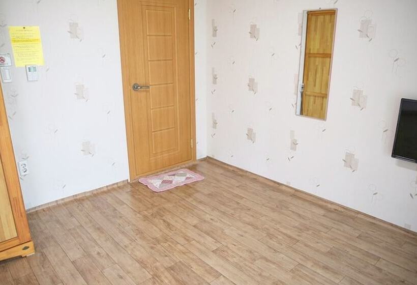 Pension Gyeongju Sopunggil Hanok Stay