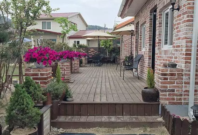 پانسیون Jeonju Morning Garden Guest House