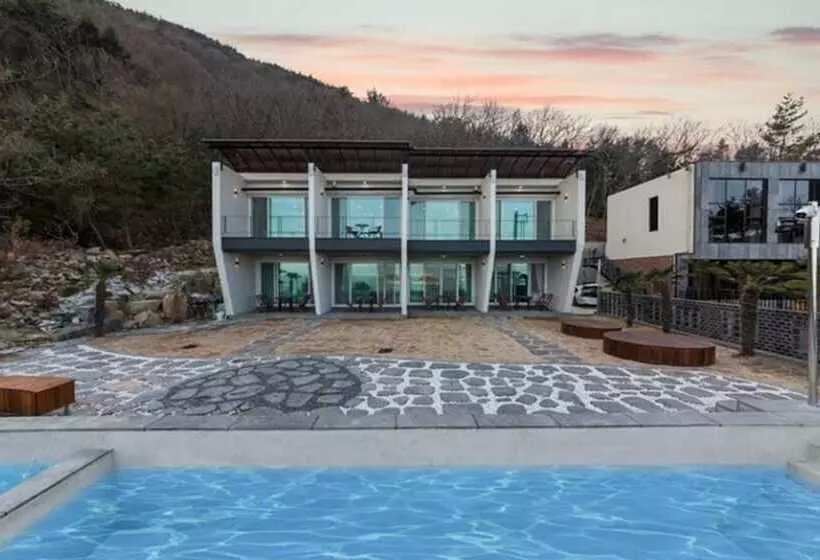Yeosu Milagro Ocean View Spa Pension