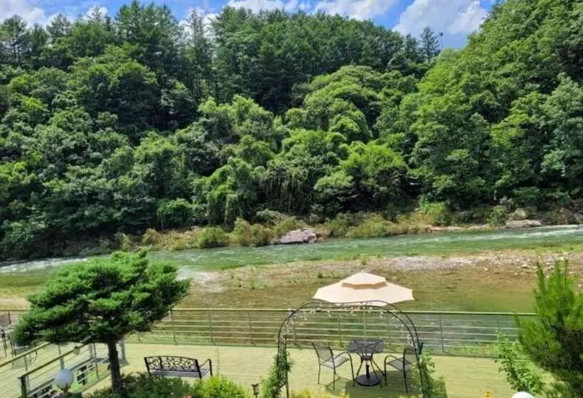 Gapyeong Chorok Jeongwon Gyegok Dokchae Pension